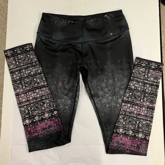 Calia by Carrie Underwood Small Medallion Ankle Length Workout Pants - Picture 2 of 8